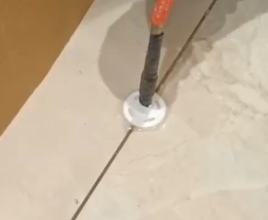 邢台市瓷砖空鼓维修公司专业解答瓷砖在铺贴过程中，如果没有涂抹均匀到位的粘结材料（如水泥砂浆或瓷砖胶），可能会导致以下问题